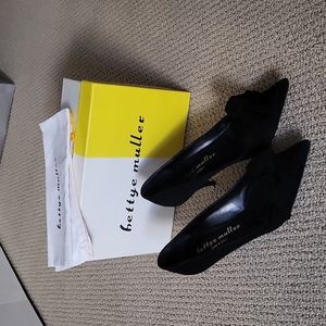 bettye muller, Mirabella Blk suede pumps.